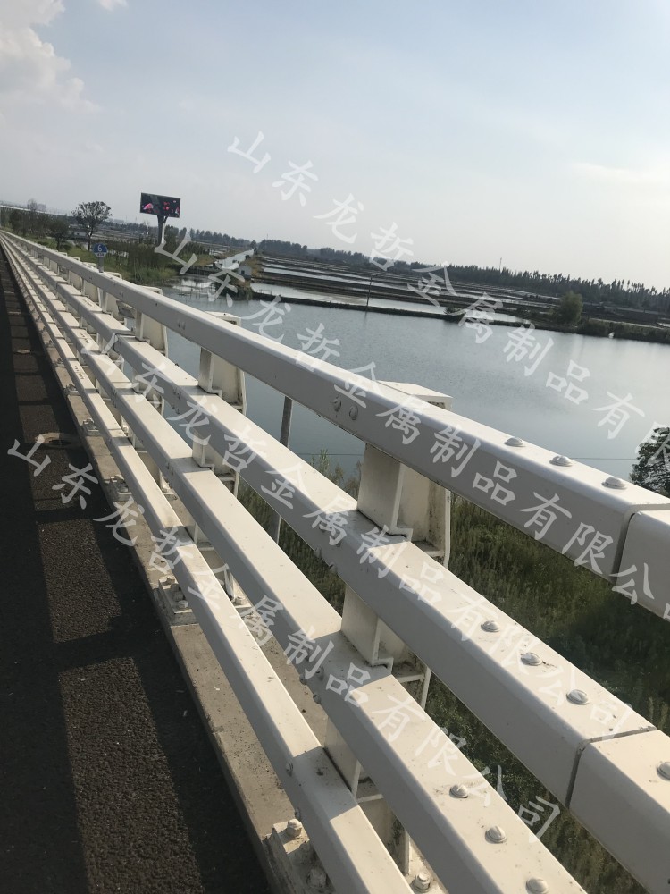 鋼防撞護(hù)欄工程案例 鋼防撞護(hù)欄工程案例